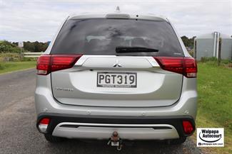2022 Mitsubishi Outlander - Thumbnail
