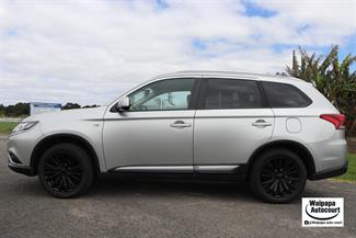 2022 Mitsubishi Outlander - Thumbnail