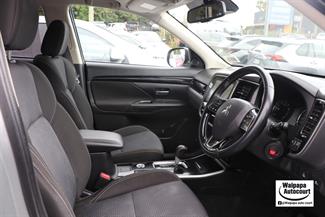 2022 Mitsubishi Outlander - Thumbnail