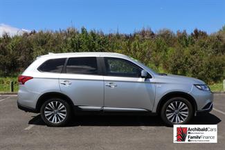 2022 Mitsubishi Outlander - Thumbnail