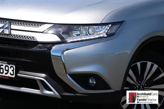 2022 Mitsubishi Outlander - Thumbnail