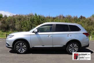 2022 Mitsubishi Outlander - Thumbnail