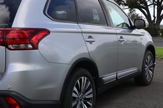 2019 Mitsubishi Outlander - Thumbnail