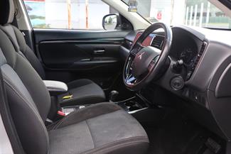 2019 Mitsubishi Outlander - Thumbnail