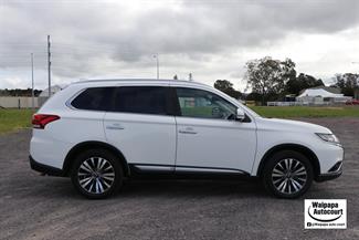 2021 Mitsubishi Outlander - Thumbnail