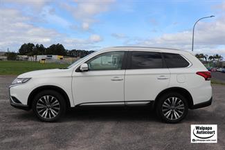 2021 Mitsubishi Outlander - Thumbnail