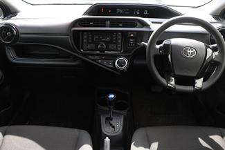 2017 Toyota Aqua - Thumbnail