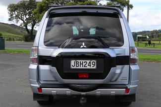 2015 Mitsubishi Pajero - Thumbnail