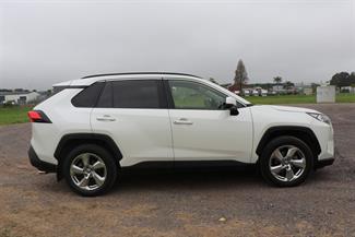 2019 Toyota RAV4 - Thumbnail