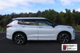 2022 Mitsubishi Outlander - Thumbnail