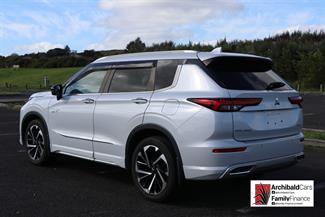 2022 Mitsubishi Outlander - Thumbnail
