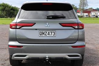 2024 Mitsubishi Outlander - Thumbnail