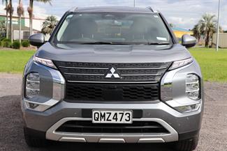 2024 Mitsubishi Outlander - Thumbnail