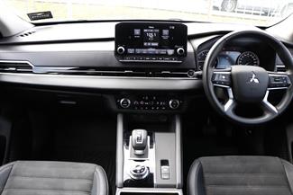 2024 Mitsubishi Outlander - Thumbnail