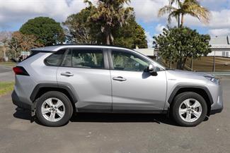 2021 Toyota RAV4 - Thumbnail