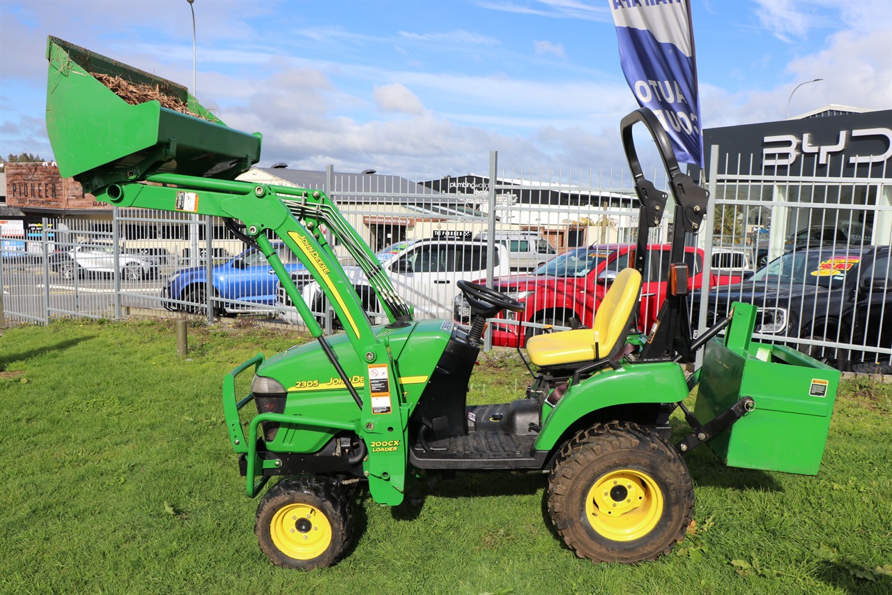 2006 John Deere 2305