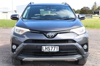2018 Toyota RAV4 - Thumbnail