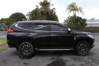 2016 Mitsubishi Pajero Sport - Thumbnail
