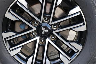 2016 Mitsubishi Pajero Sport - Thumbnail