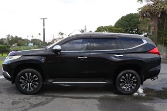 2016 Mitsubishi Pajero Sport - Thumbnail