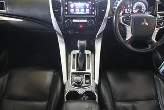 2016 Mitsubishi Pajero Sport - Thumbnail