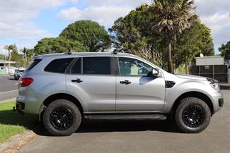 2022 Ford Everest - Thumbnail