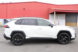 2020 Toyota RAV4 - Thumbnail