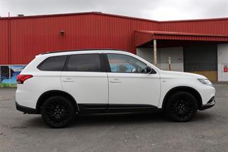2019 Mitsubishi Outlander - Thumbnail