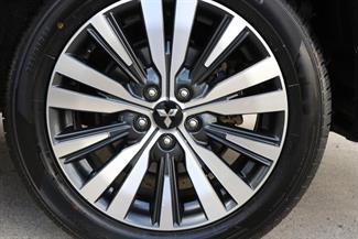 2021 Mitsubishi Outlander - Thumbnail