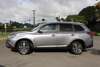 2021 Mitsubishi Outlander - Thumbnail