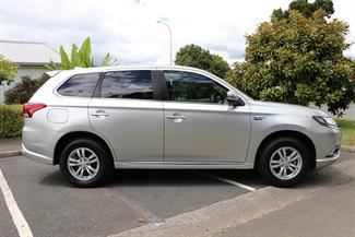 2019 Mitsubishi Outlander - Thumbnail