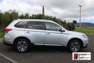 2022 Mitsubishi Outlander - Thumbnail