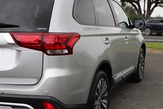 2022 Mitsubishi Outlander - Thumbnail