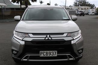 2022 Mitsubishi Outlander - Thumbnail