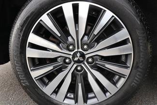 2022 Mitsubishi Outlander - Thumbnail