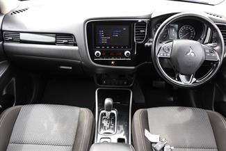 2022 Mitsubishi Outlander - Thumbnail