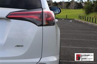 2018 Toyota RAV4 - Thumbnail