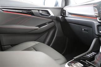 2025 Isuzu MU-X - Thumbnail