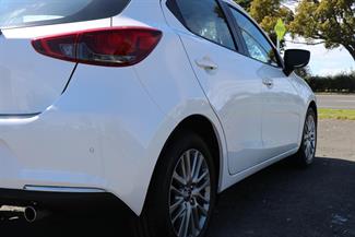 2021 Mazda Mazda2 - Thumbnail