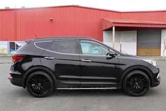 2017 Hyundai Santa Fe - Thumbnail